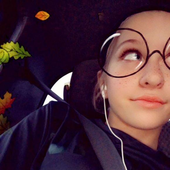 Meet your Posher, Hailey - Picture 1 of 1